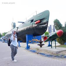 Terletak di pusat kota, monumen ini sebenarnya merupakan kapal selam kri pasopati 410. Review Lokasi Dan Tiket Masuk Monumen Kapal Selam Pariwisataku