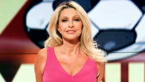 Il presentatore nonché autore televisivo fu allontanato per diversi anni dalla rai per un'intervista critica nei confronti dei suoi vertici. Chi E Paola Ferrari Eta Marito Figli Curiosita Vita Privata E Carriera
