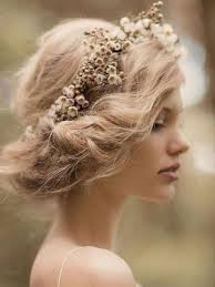 Coiffure avec couronne de fleur. Chignon Bas Avec Couronne De Fleurs Hair Styles Pastel Hair Wedding Hairstyles