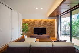 リビングの主役は温かみのある木目 天井 壁 床 キッチン全て木目を採用していますが どれも存在感があり重厚感あふれる空間になっています 家 偽天井デザイン モダンな間取り