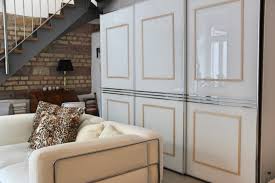 Beim verschönern der tür spannen sie den stoff über die gesamte tür. Schrank Verschonern Diy Chrom Und Glas Streichen