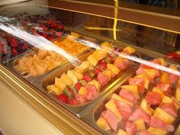 Les Brochettes De Fruits Frais Au Fort Apache A Fraispertuis City Brochette Fruits Fruits Frais Brochette