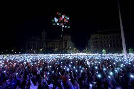 Tüntetés budapest let the sunshine in hair freedom demokrácia orbán fidesz nép nemzet választás 2018 rendszer. Tizezrek Tuntettek Budapesten A Demokraciaert Kepgaleria Zoom Hu