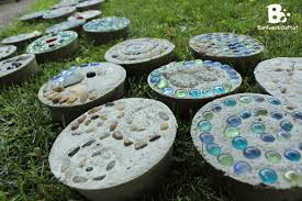 Make Stepping Stones For Your Garden Colorful Crafts Stepping Stones Stone Flower Fence
