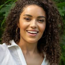 Kat Davis's Instagram, Twitter & Facebook