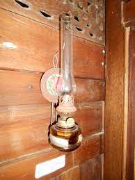 Suasana rumah yang nyaman tentu akan membuat mood menjadi lebih baik. Alat Penerangan Tradisional Penyelamat Saat Mati Lampu