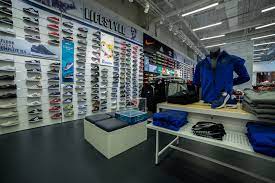 It has 250 stores including one hypermarket auchan (16,000 m2 (170,000 sq ft)) and several anchors, such as : Sport Vision A Deschis In Iulius Mall Cluj Un Magazin Cu Peste 40 De Branduri De Articole Sportive Produs In Ardeal