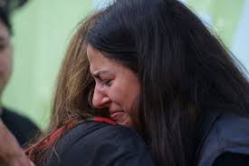 Con mucho sentimiento, lágrimas y dolor, el pueblo uruguayo acompaña el  recorrido del cortejo fúnebre de Pepe Mujica. En cada paso, se siente el  amor y la admiración por un líder que