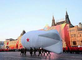 身穿二战苏联红军制服的俄罗斯士兵抬着充气艇走入红场red square 参加阅兵彩排 莫斯科moscow 俄罗斯在每年11月7日举行红场阅兵 纪念1941年苏联红军奔赴二战前线 摄影师 sefa karacan favorite places places favorite