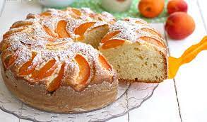 Con l'arrivo dell'estate, fanno la loro comparsa le albicocche più deliziose dell'anno e sarebbe un peccato non approfittarne per preparare una torta soffice e leggera! Torta Alle Albicocche E Yogurt Alta E Soffice Tutto Fa Brodo In Cucina