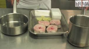 Pocher Un Poisson Dans Un Court Bouillon Simple Webtv Hotellerie Restauration Et Metiers De L Alimentation