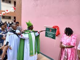 Essomero lya Gayaza high School lijjaguza emyaka 120 mukisaawe  kyebyenjigiriza era nekissulo kyabayiizi ekya Warren house nekigulibwawo  mubutongole nga kino kizimbiddwa mukiseera kya myezi 11. Kumukolo guno era  mulimu nokusako emikono abayiizi