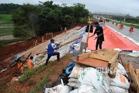 Koordinasi dengan kepolisian pun telah dilakukan dengan melakukan contraflow. Perbaikan Jalan Akibat Longsor Di Tol Cipali Dikebut Republika Online