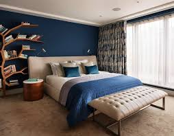 Privlégiez des accessoires noirs et gris et des pour une ambiance cosy et propice au sommeil, on choisit un bleu profond mixé à du beige et du gris. 1001 Exemples Impressionnants De La Chambre Bleu Nuit Moderne