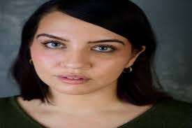 Elizabeth Aziz's Instagram, Twitter & Facebook