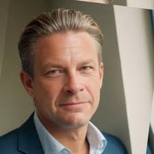 Really proud of the growth of the In a Minute w/ Evan Lovett podcast (Top 5  Apple Places & Travel, just hit 1,000 reviews!) so it made sense to add a  video