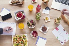 Dans Votre Petite Cuisine Traiteur Plateau Repas Professionnel Convivialite Couleurs Pause Dejeuner Chef A Plateau Repas Petite Cuisine Traiteur