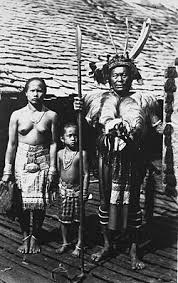 Asal usul serta adat kaum iban masih dipegang utuh oleh kaum mereka. Iban People Wikipedia
