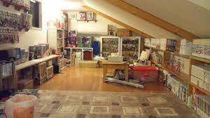 部屋に収納がない そんなときに役立つのが屋根裏収納です そこで今回は 屋根裏を快適な収納空間にしてしまう方法を実例と共にご紹介します あなたの屋根裏もおしゃれにたっぷり収納できる空間へチェンジ 屋根裏収納 屋根裏 家のインテリア