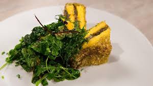 Polentaschnitte Mit Champignonfullung An Mariniertem Wildkrauter Salat Extra Orf At Rezepte Lebensmittel Essen Polenta
