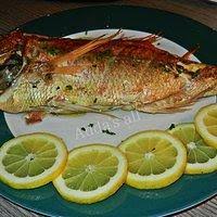 Lavate le patate, mettetele in una casseruola, copritele di acqua fredda e fatele cuocere per circa mezz'ora, in modo che rimangano consistenti quindi pelatele. Ricetta Fragolino Al Forno Con Patate Ricette Di Cucina Gustosa Ricerca