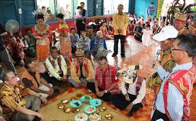 Ini dilakukan oleh ahli keluarganya. Adat Resam Masyarakat Iban Di Sarawak