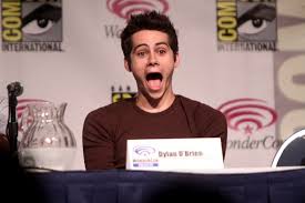 Entdecke rezepte, einrichtungsideen, stilinterpretationen und andere ideen zum ausprobieren. Teen Wolf Staffel 6 Erstes Foto Von Dylan O Brien Nach Dem Unfall