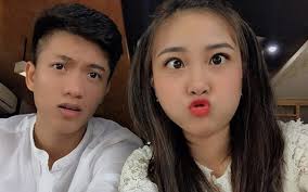 Lỡ tay đánh rồi lườm vợ, Văn Đức bị Nhật Linh dằn mặt hài hước: "Có ai suốt  ngày tét đùi với cắn vợ không?"