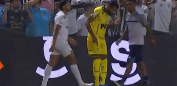 Santos identifica torcedor que cuspiu em Reinaldo durante jogo na Vila Belmiro