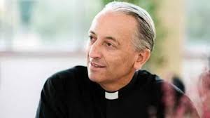 Mục sư Tinder' đã mai mối cho 270 cặp vợ chồng và có tỷ lệ ly hôn là 0%