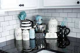 Black and white and just a bit of color, from leva & bo (via la maison de. Img 8151 Teal Kitchen Decor Aqua Kitchen White Kitchen Decor