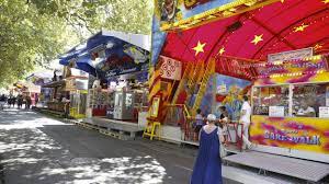 Une foire est une manifestation festive comprenant des attractions et autres divertissements telle que la foire du trône , voir fête foraine ; La Foire Du Midi Aura Bien Lieu Cet Ete A Bruxelles