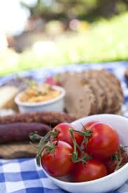 Bayerische Brotzeit Mit Obazda Schwarzbrot Wurst Und Tomaten Kulinarisch Bayerische Brotzeit Essen