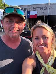 Tis the season!!!! 🎄🎄🎄 Painted the very first Christmas windows of the  season this morning