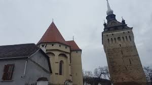 Pe de o parte se afla cladirea camerei de comert si industrie, cladire moderna de sticla. Saschiz Biserica FortificatÄ Èi Cetatea ÈÄrÄneascÄ