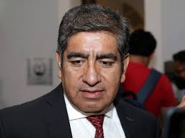 Con un pie afuera, encargado de SEP tras polémica por el 8M