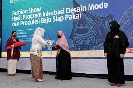 Trend model gamis batik ibu pkk akan terus berkembang seiring dengan perkembanag fashion dan pilihan modelnya juga semakin banyak dengan desain yang modis dan trendy. Inkubasi Desain Mode Dan Produksi Baju Siap Pakai Dekranasda Kota Medan Berikan Apresiasi Di Acara Fashion