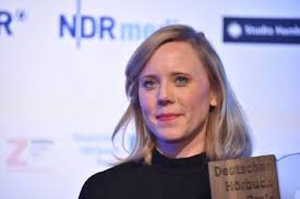 Die Moderatorin Christina Wolf, Preisträgerin der Kategorie Bester Podcast  posiert am 19.03.2019 in