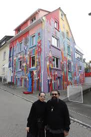 35 #14 of 64 things to do in konstanz. Das Konstanzer Kunstlerehepaar Stragapede Hat Die Fassade Seines Eigenen Hauses Mit Bunten Weltmenschen Verziert Ein Kunterbuntes Haus Malerblatt Online