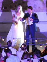 From james blunt and sofia wellesley's fox and pheasant to belgravia's beloved grenadier, these are the pubs favoured by high society. James Blunt Marries Sofia Wellesley In Lavish Majorca Ceremony Ok Magazine