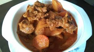 Yang menjadi ciri paling kentara gulai adalah bumbunya yang kaya rempah antara lain kunyit, ketumbar, lada, lengkuas, jahe, cabai merah, bawang merah, bawang putih, adas, pala, serai, kayu manis dan jintan yang dihaluskan, dicampur. Gulai Ayam Kampung Dengan Betik Chef Home
