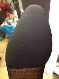 Pour ressemeler une chaussure, c'est assez simple à on peut se dire au départ que c'est une question de prix, que c'est bête de mettre 150€ dans une paire. Prix Des Services D Un Cordonnier A Paris