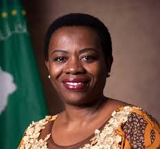 2 T H R O U G H T H E E Y E S O F A F R I C A N Y O U N G W O M E N L E A D  E R S V O L U M E 2