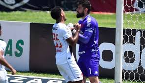 Cr vasco da gama rj awarded a free kick in their own half. Vasco X Bragantino