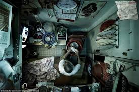 Hong Kong S Human Battery Hens Claustrophobic Images Show How Slum Families Squeeze Their Lives Into The Tiniest Apartments In 2020 Hong Kong Slums Hong