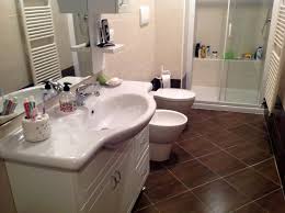 Progettazione contemporanea del bagno con la vasca delle persone senza appuntamento della. Progetto Bagno Con Super Doccia Idee Ristrutturazione Bagni