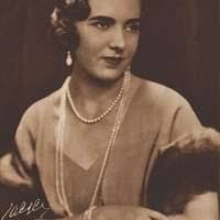 Gladys Mabel Aki Nishikawa. 1920s Japan, public domain image.