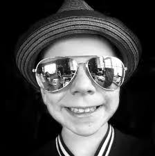 Tracy Oram's Instagram, Twitter & Facebook