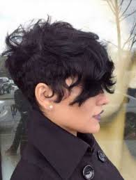 I tagli di capelli neri sono la rivelazione dell'autunno inverno 2021/2022 e prendono vita su tutte le lunghezze, tra tagli lunghi, corti, . Taglio Capelli Corti Mosso