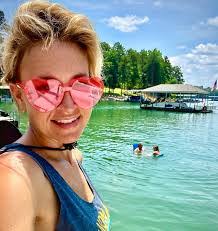 Sara Hoff's Instagram, Twitter & Facebook